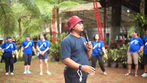 Tim Fasilitator Membantu Karyawan di Jalur Treking Menuju Air Terjun