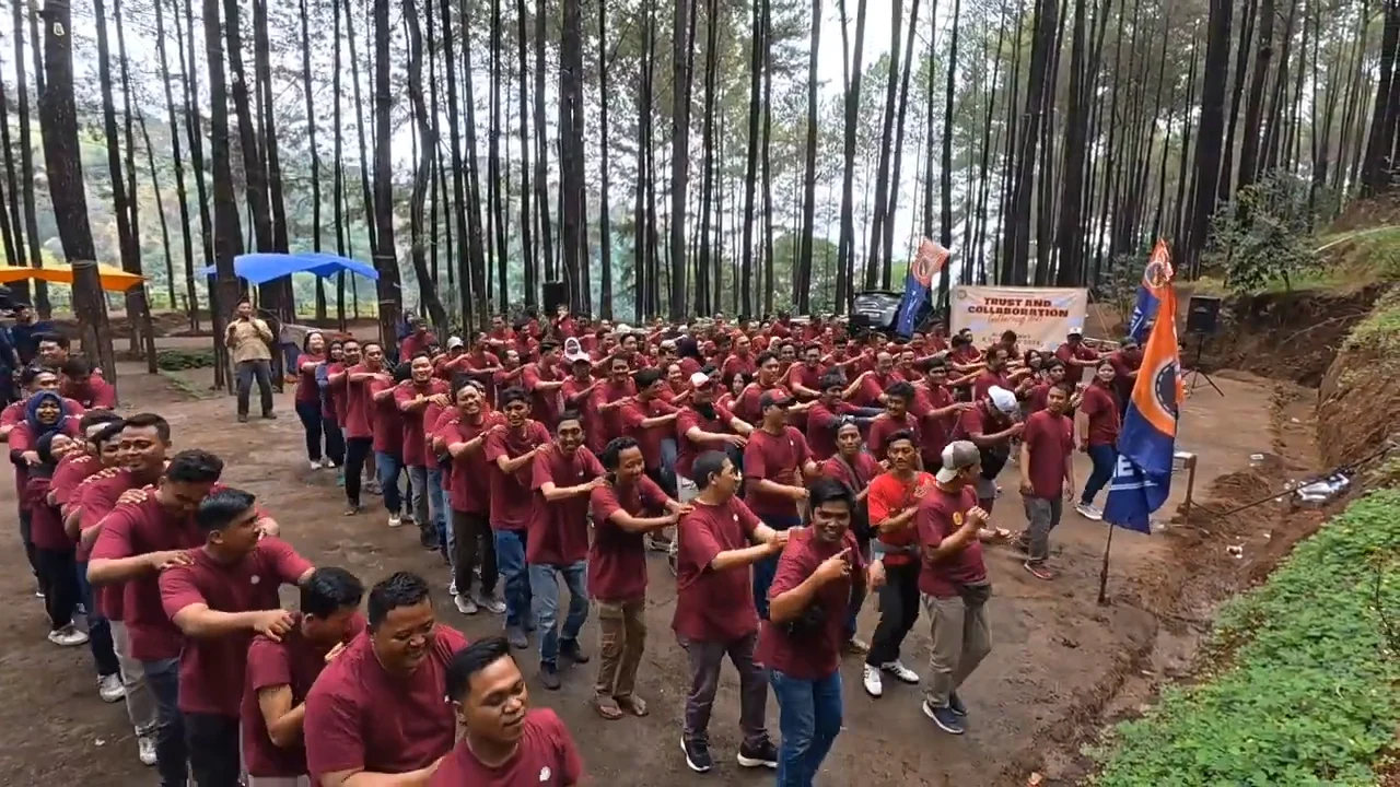 Suasana keseruan peserta gathering malang di lokasi outdoor