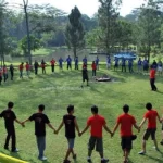 Peserta sedang membetuk lingkaran, bagian dari rangkaian kegiatan paket outbound malang nature harmony
