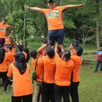 Keseruan kegiatan Team Building dalam paket outbound malang