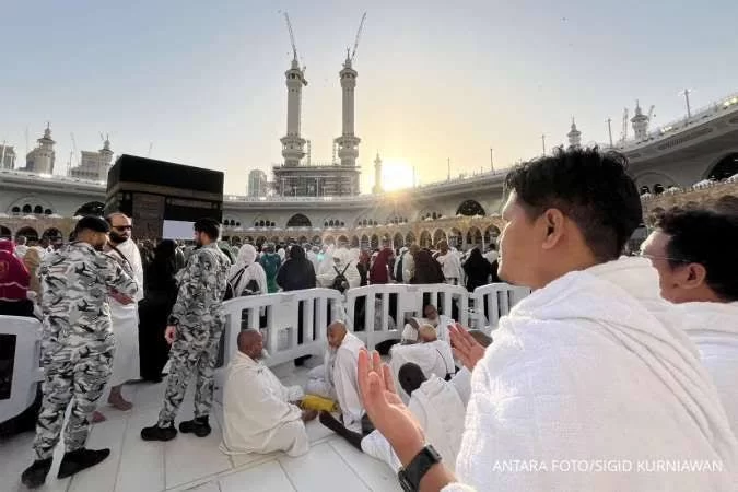 Karyawan mengikuti ibadah umroh di Masjidil Haram Makkah