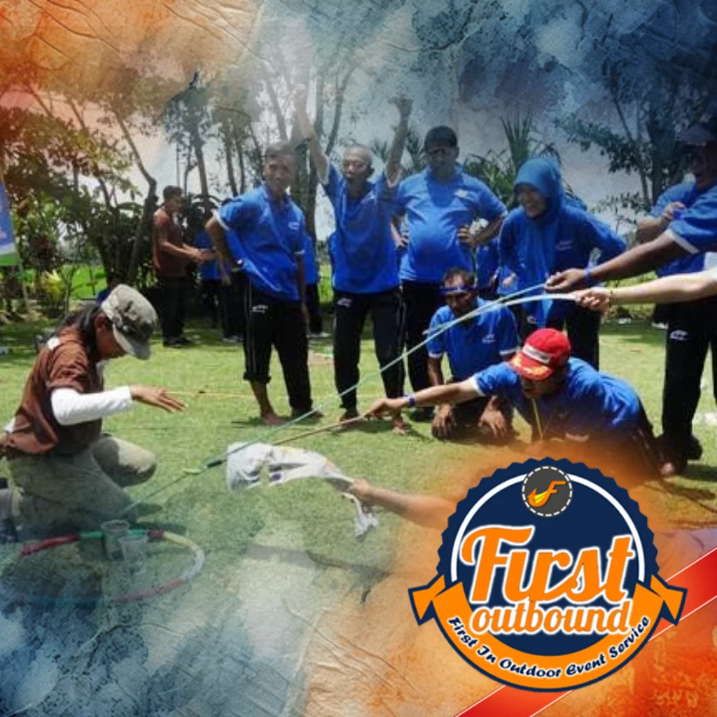 Karyawan sedang melakukan aktivitas outbound kantor di alam terbuka