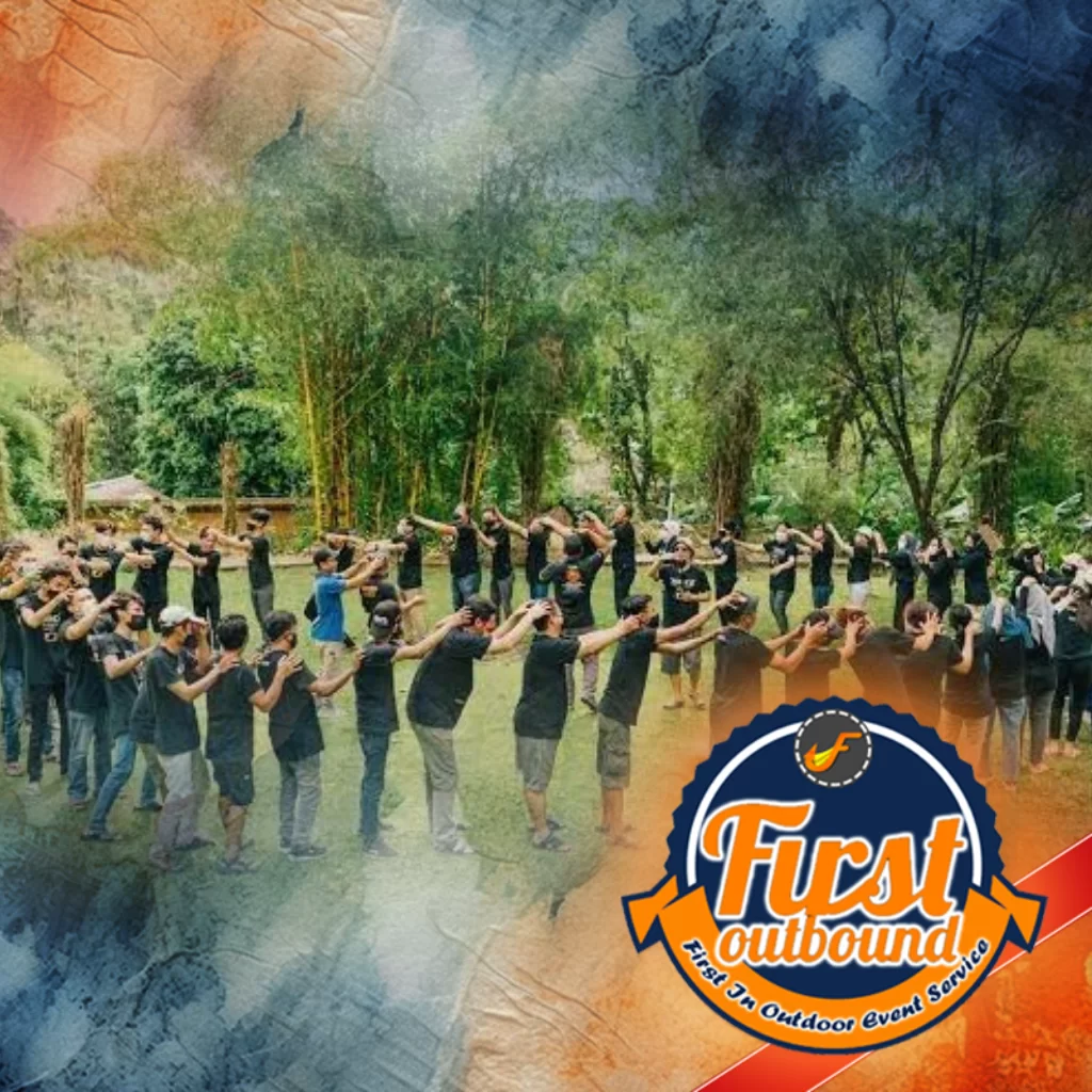 Tim peserta sedang melakukan permainan team building di alam terbuka kawasan Malang Raya