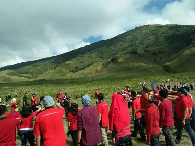 Kegiatan team building dalam paket sunrise bromo