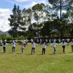 Kegiatan ice breaking dalam paket outing kantor malang