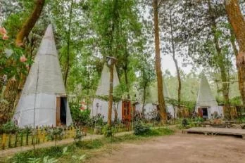 Suasana Apache Camp di Coban Talun, salah satu tempat outbound Malang yang unik dengan penginapan tema Indian.
