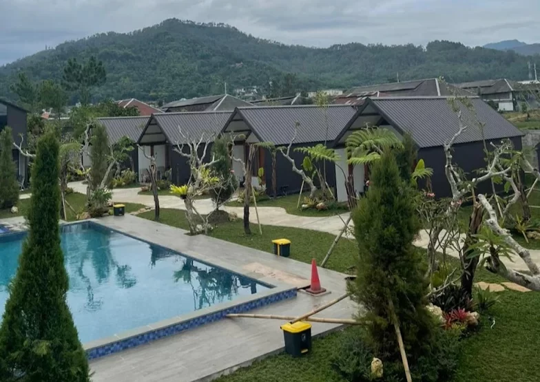 Kegiatan outbound ringan di taman Lembah Metro Resort, Malang.