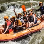 Kegiatan rafting yang menantang dalam rangkaian paket outbound malang + rafting