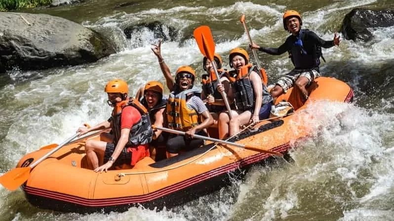 Kegiatan rafting yang menantang dalam rangkaian paket outbound malang + rafting