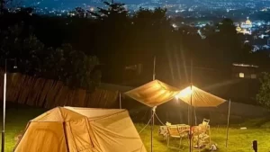 Tenda glamping nyaman di tengah hutan dalam paket outbound Malang 2 hari 1 malam