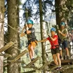 Peserta sedang berbaris menunggu giliran bermain high rope bagian dari aktivitas paket outbound malang