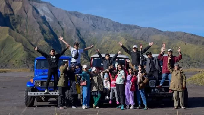 Aktivitas jeep offroad Bromo dalam format outbound 2 hari 1 malam