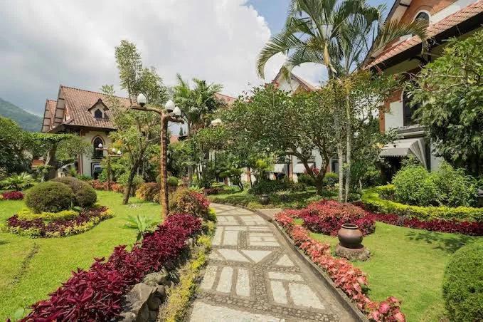 Suasana asri di Royal Orchid Garden, rekomendasi tempat outbound Malang yang menyegarkan.