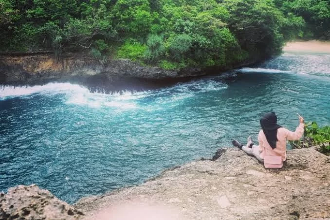 Panorama Samudra Hindia dan kolam Teluk Bidadari dilihat dari atas tebing sebelum turun ke lokasi.