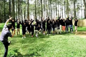 Tempat outbound di malang dikelilingi hutan pinus yang asri cocok untuk aktifitas team building dan gathering
