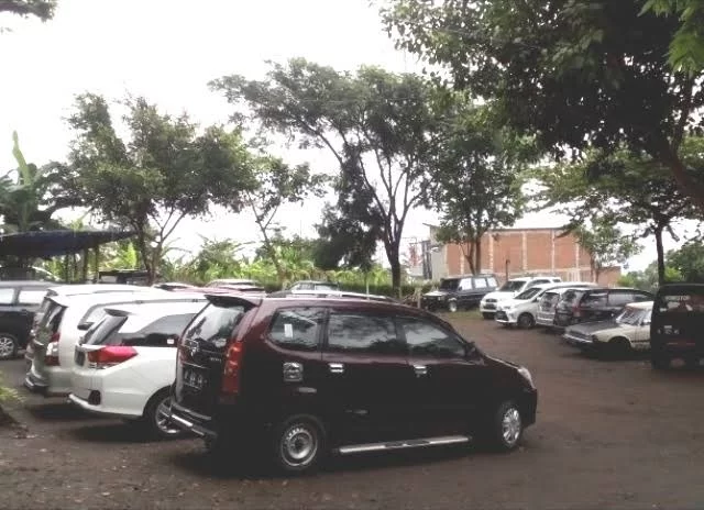 Suasana area parkir coban Rais yang dipenuhi kendaraan saat musim liburan