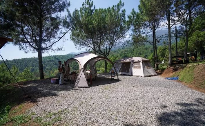 Suasana tenda yang dipersiapkan untuk peserta outbound di area camping ground coban Rais 
