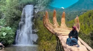 Spot foto tangan raksasa di Coban Putri, pilihan tempat outbound di Malang yang asri untuk kelompok kecil.