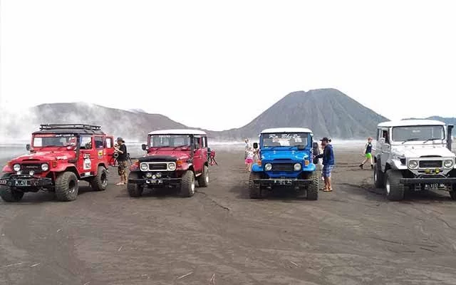 Jajaran Jeep Hartop di savana Bromo, lokasi outbound petualangan yang menantang di Malang Timur.