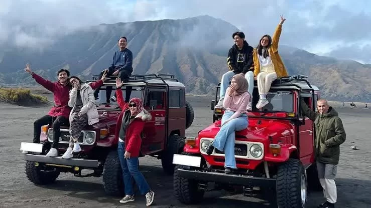 Aksi konvoi Jeep dalam paket outbound perusahaan di lautan pasir Bromo