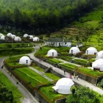 Tenda glamping mewah di Lembah Indah Malang, tempat outbound modern dengan pemandangan Gunung Kawi.