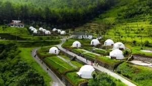 Tenda glamping mewah di Lembah Indah Malang, tempat outbound modern dengan pemandangan Gunung Kawi.