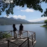 Pemandangan Waduk Selorejo yang tenang, alternatif tempat gathering di Malang dengan beragam aktivitas wisata air.
