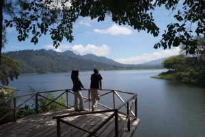 Pemandangan Waduk Selorejo yang tenang, alternatif tempat gathering di Malang dengan beragam aktivitas wisata air.