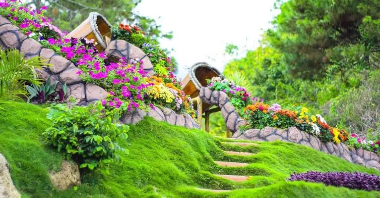 Peserta gathering berfoto di spot ayunan Batu Flower Garden, bagian dari tempat wisata Coban Rais Malang.