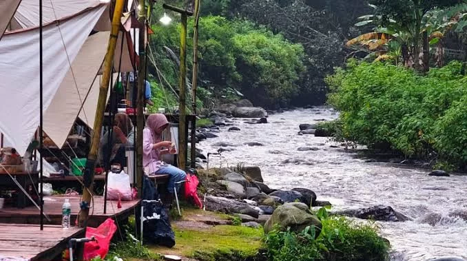 Jajaran tenda di pinggir sungai, lokasi camp favorite di Ledok amprong