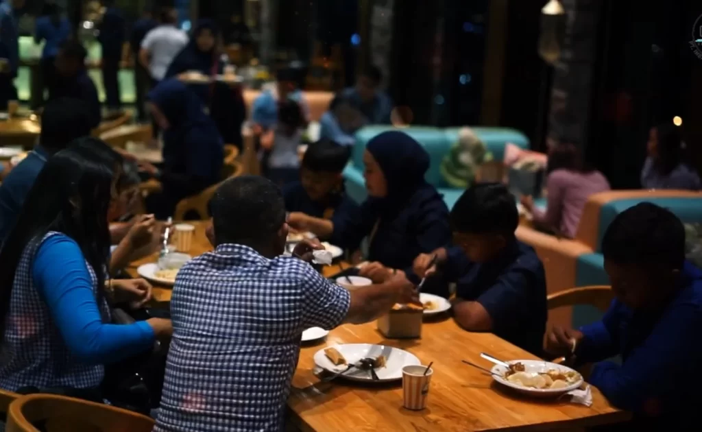 Suasana gala dinner mewah sebagai puncak acara paket ulang tahun perusahaan di hotel Batu, Malang
