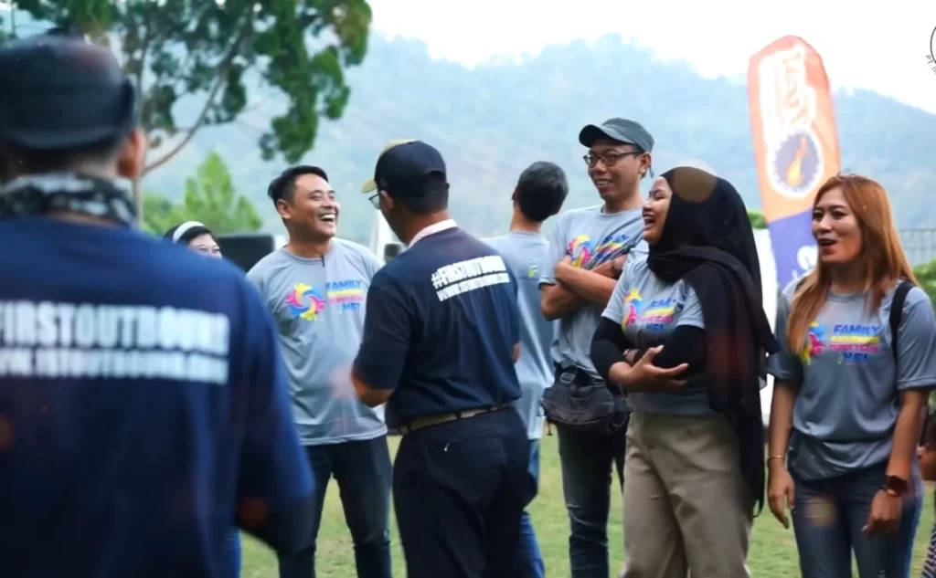 Keceriaan peserta dalam sesi fun games untuk gathering perusahaan di Batu, bagian dari paket outbound Malang.