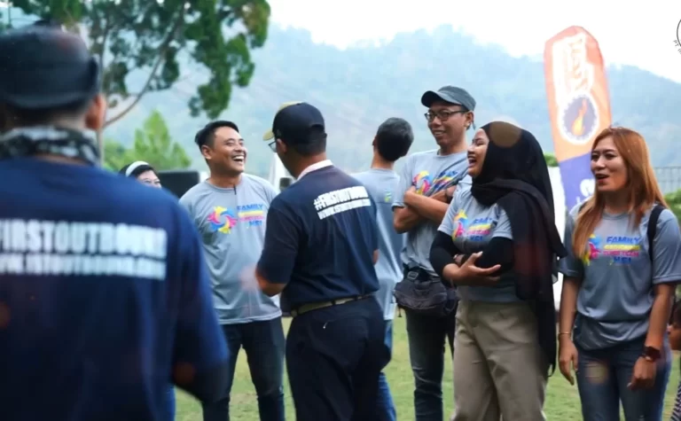 Keceriaan peserta dalam sesi fun games untuk gathering perusahaan di Batu, bagian dari paket outbound Malang.