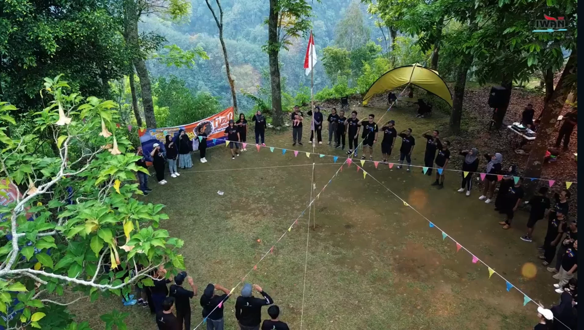 Suasana gathering malang di lokasi sejuk dengan pemandangan pegunungan