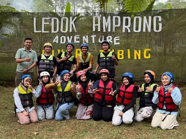 Peserta berfoto setelah melakukan kegiatan outbound di Ledok amprong