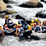 Arus deras sungai di Ledok amprong cocok untuk aktifitas river tubing