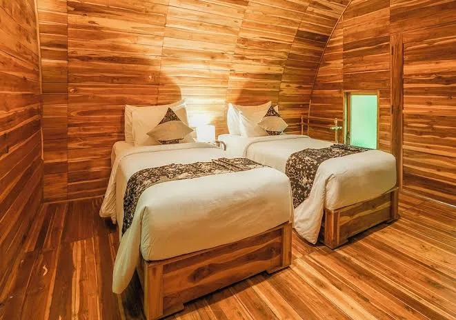 Tempat tidur twin bed salah satu fasilitas mewah Glamping