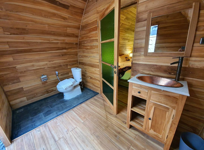Toilet di salah satu lokasi glamping, sederhana namun elegan