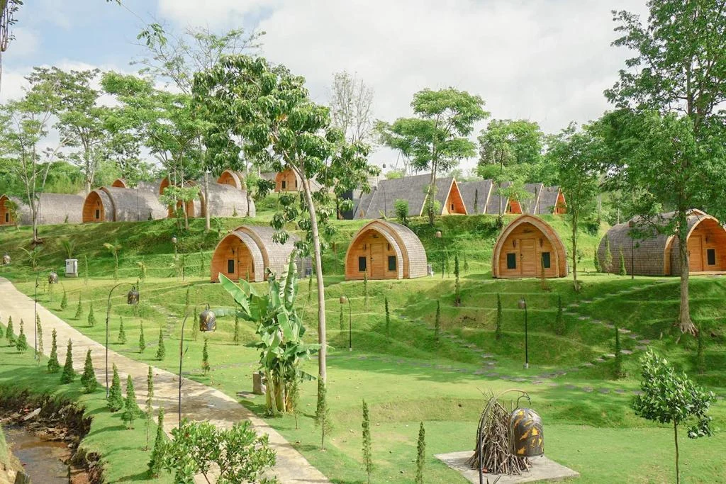 Keindahan alam lokasi glamping di shanaya resort