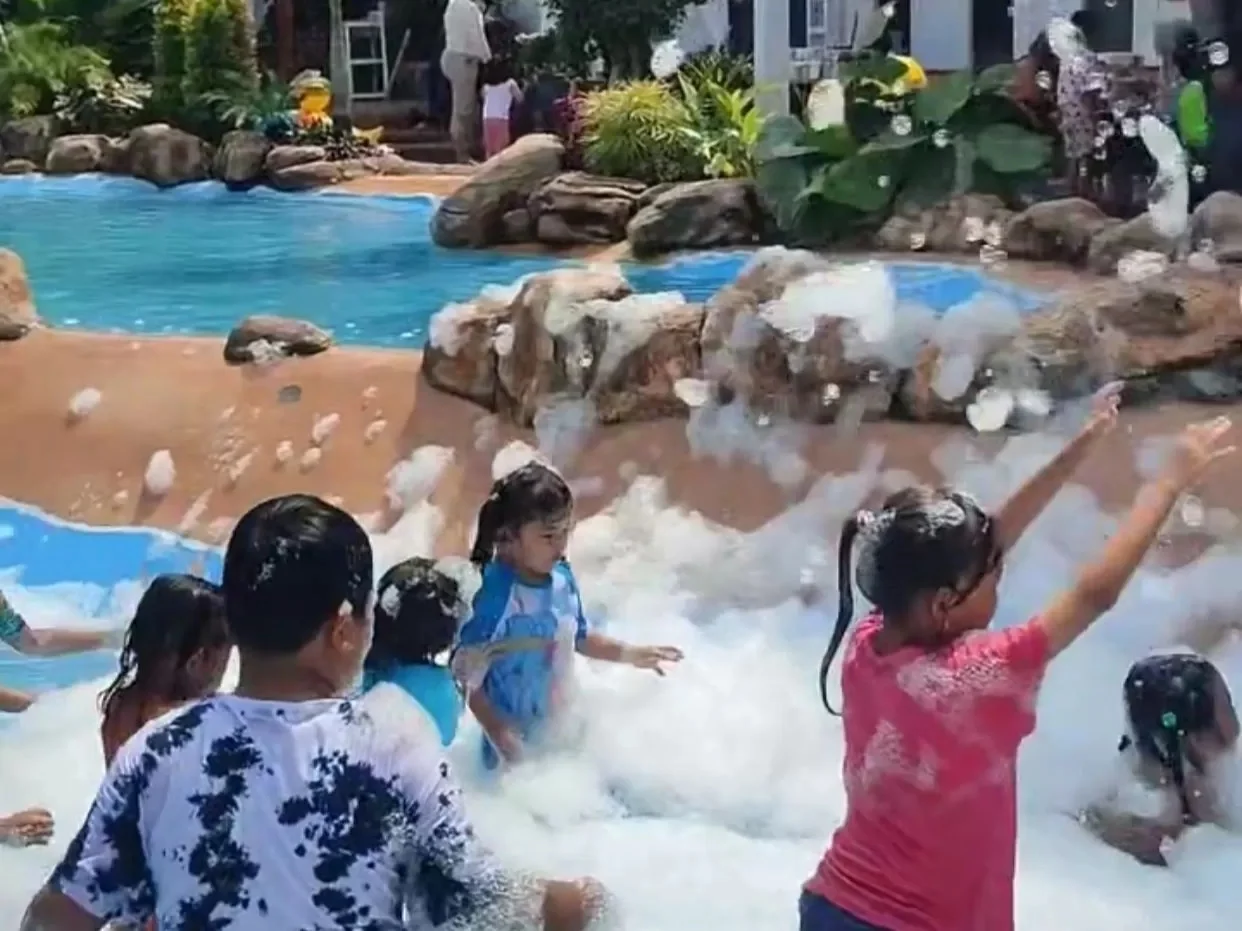 Anak-anak bermain air setelah kegiatan outbound anak di D’Kopi Sabin