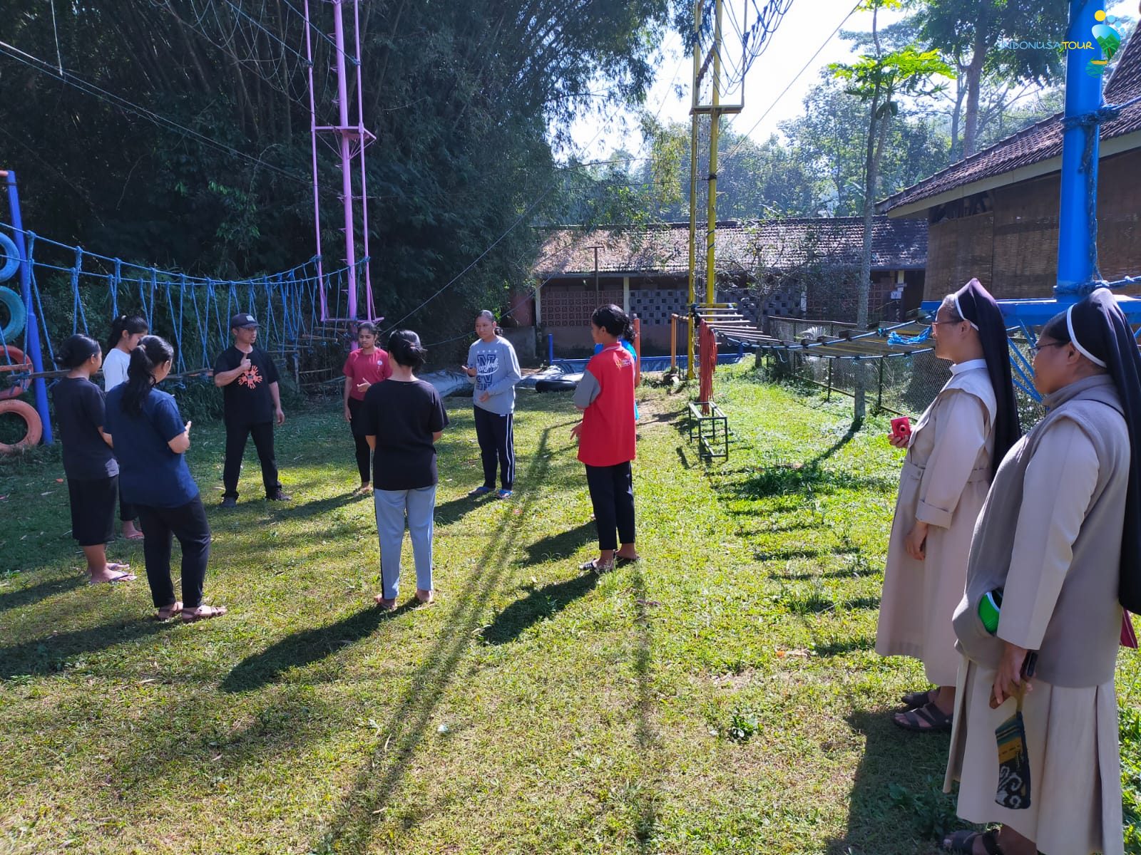 Edukasi lingkungan untuk anak pada outbound Dusun Sahabat