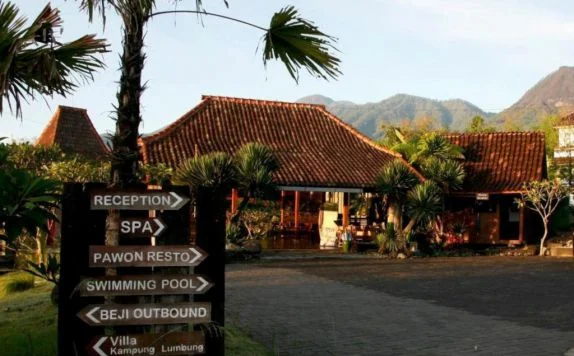 penanda arah lokasi outbound di kampung lumbung beji