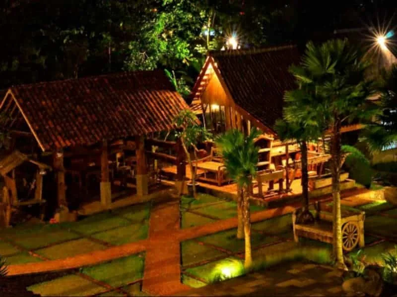 Kamar eco resort Kampung Lumbung Beji bernuansa kayu alami