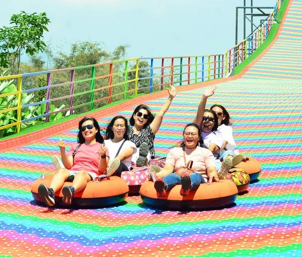 Keseruan pengunjung meluncur di wahana Rainbow Slide warna warni Santerra De Laponte