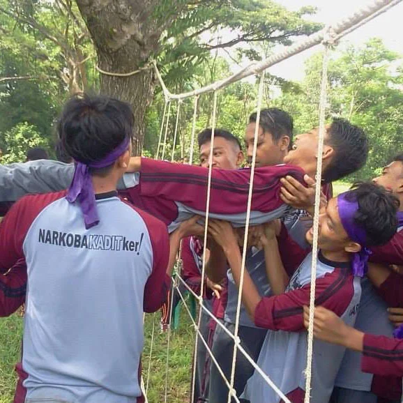 Kegiatan team building First Outbound di Pantai Tanjung Penyu