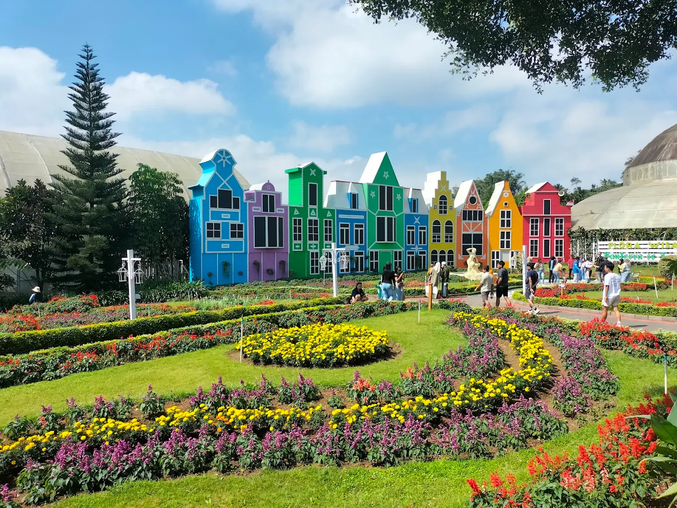 Pemandangan landscape taman bunga Flora Wisata Santerra De Laponte Pujon Malang dengan latar pegunungan