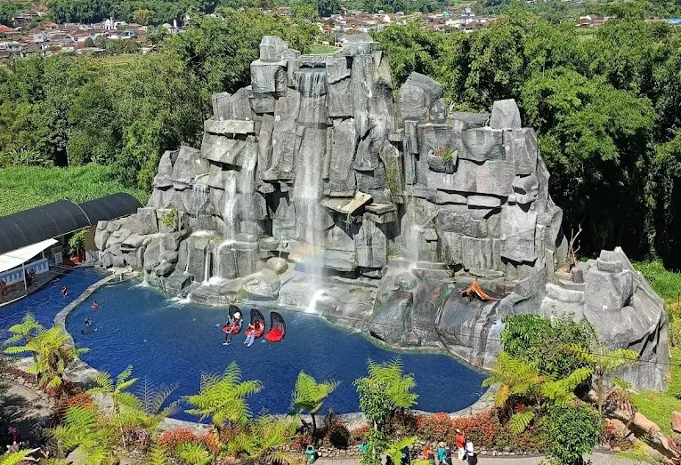 Antrian pengunjung di gerbang masuk Flora Wisata Santerra Pujon saat akhir pekan