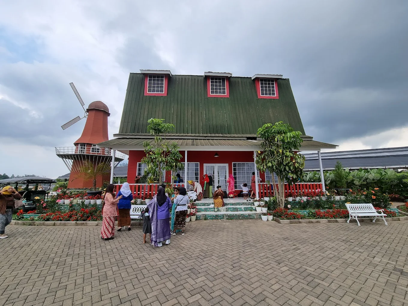 Wisatawan berfoto menggunakan Hanbok di area Little Korea Santerra De Laponte