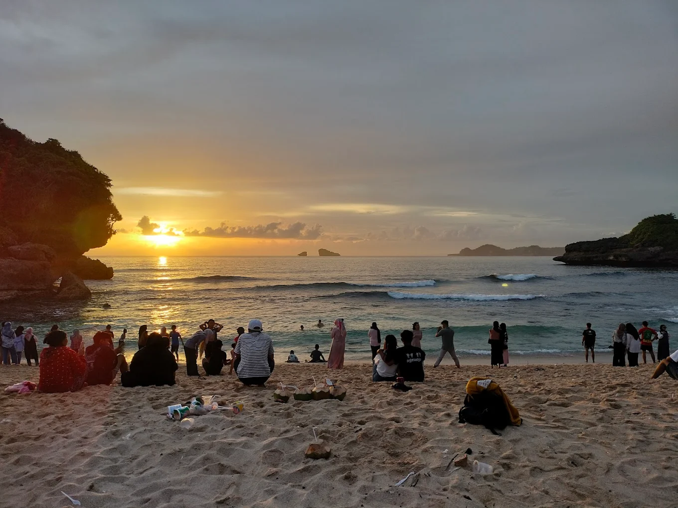 Pemandangan indah Pantai Tanjung Penyu Malang Selatan