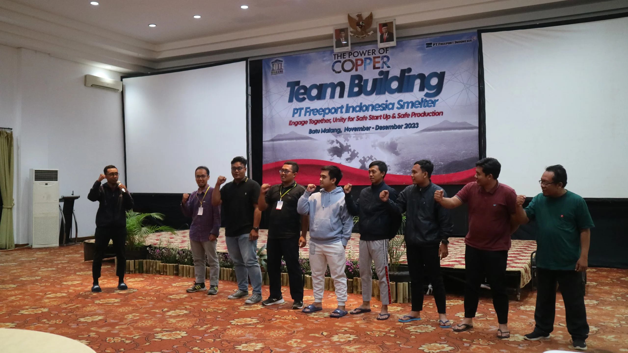 Tim panitia inti sedang berdiskusi menerapkan tips sukses mengadakan outing perusahaan skala besar